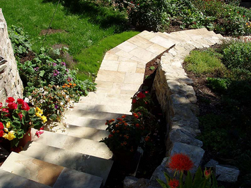 Gartentreppe aus Sandstein in einem mediterranen Landhausgarten