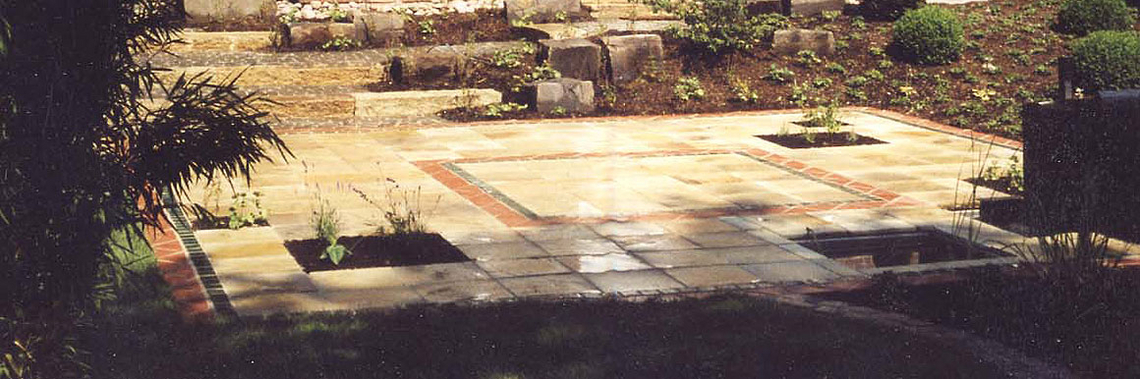 Hartsandsteinplatten in verschiedenen Abmessungen kombiniert mit Blockstufen aus Hartsandstein wurde als Material für Grillplatz im Garten verwendet.