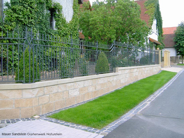 Gartenmauer aus nachgearbeiteten Mauersteinen Goseck.