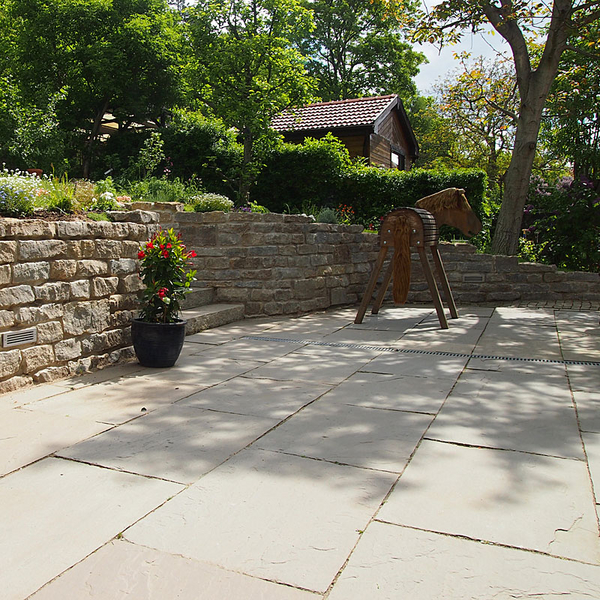Grey Stone - graue Sandsteinplatten bieten sich als Natursteinbelag für großzügige Terrassen und Sitzflächen im Garten an.