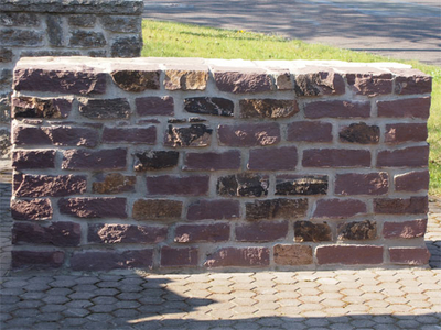Sandsteinmauer Klosterstein rot bis rotbraun