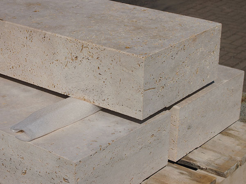 Stufen aus Travertin Medium